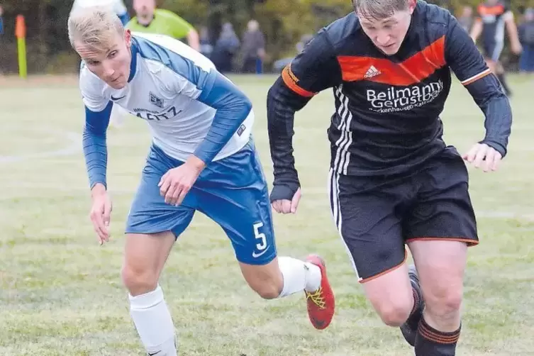 Das Objekt der Begierde ganz fest im Blick: Jonas Lokai (l.) vom SV Alsenborn und Jens Eich von der SG Finkenbach/Mannweiler/Sta