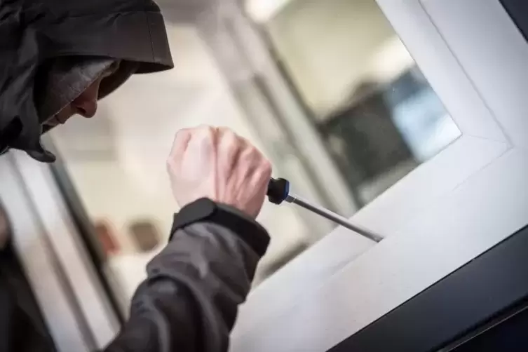 Die Einbrecher hebelten ein Fenster auf.  Foto: dpa 