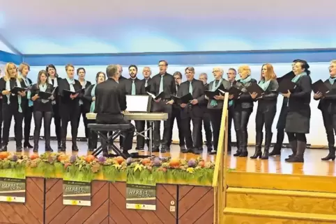 Der Chor „Singfonia“ aus Freckenfeld mit Leiter Joachim Kuhn setzte beim Herbstsingen am Sonntag den Schlusspunkt.
