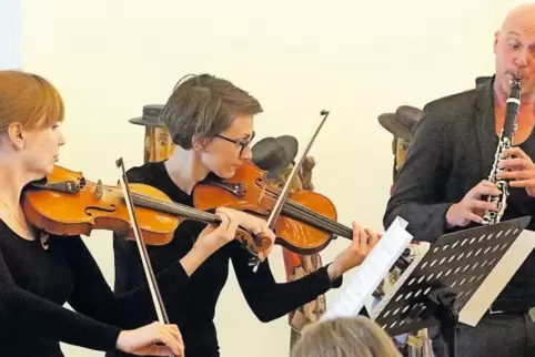 Harmonisch (von links): Grazina Zubik und Aleksandra Czajor vom Airis Quartett begleiteten Daniel Bollinger im Herzogsaal.