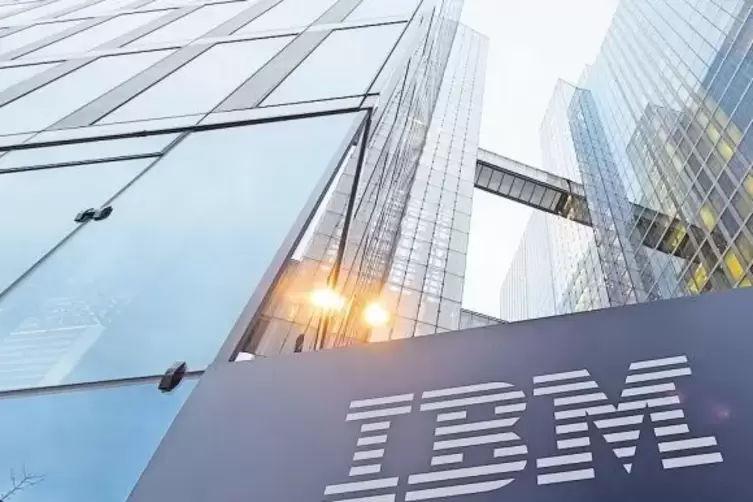 Knapp 30 Milliarden Euro will IBM für die Übernahme von Red Hat zahlen. Unser Bild zeigt das IBM-Logo an einem Eingang zu den Hi