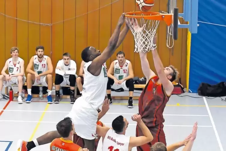 Lawrence Mugagan (beim Dunking) und die SG besiegten auswärts die Baskets Trier.