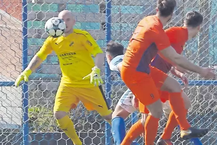 Glück im Unglück: Jahn-Keeper Steffen Hess, hier bei einem früheren Spiel, zog sich nur einen Muskelfaserriss zu. Beim Debakel g