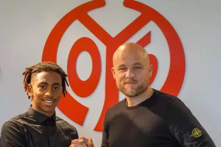 Leandro Barreiro Martins ist happy. Rechts der Mainzer Sportvorstand Rouven Schröder. Foto: MAINZ 05