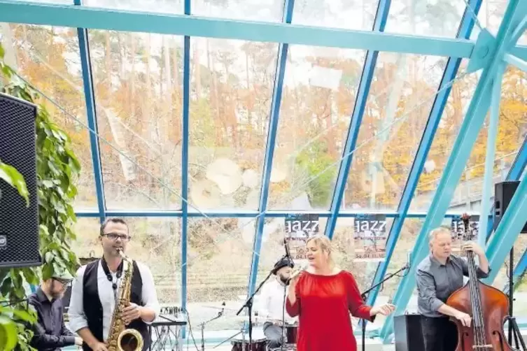 Fühlt sich bei den Blue Notes des Jazz’ wohl: Sängerin Tina Skolik mit der Band Acoustic Colour im Treppenhaus.