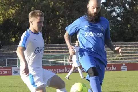 Florian Kaiser (rechts), hier gegen Südwest Ludwigshafen, sah in Freimersheim Gelb-Rot. VfR-Spielertrainer Tobias Winsel sprach 