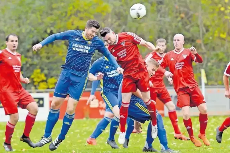 Der Bobenheimer Julian Amann (zweiter von links) und Weisenheims Maik Mitländer im Kopfballduell.