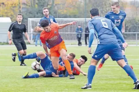 Enges Spiel: Speyers Ugo-Mario (links) Nobile behauptet den Ball in einer Unterzahlsituation.