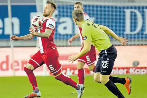 Elegante Ballmitnahme: Jan Löhmannsröben. Rechts Lasse Schlüter, der Schütze des 0:2.