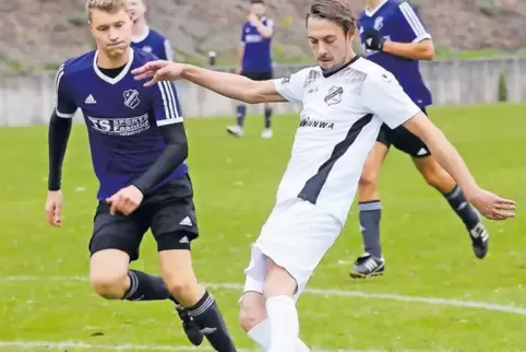 Das 2:1 ist unterwegs: Dominik Grünnagel (rechts) schießt den FC Rodalben in Führung. Links Sebastian Epp vom SC Busenberg.