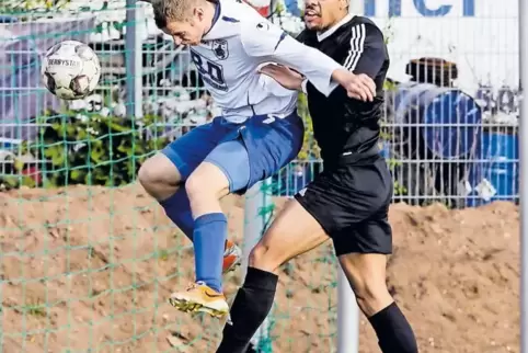 Dynamisch: Christopher Sedlmeier (links) vom FV Olympia Ramstein gegen Julian McCurdy vom Herbstmeister SG Bruchmühlbach/Miesau.