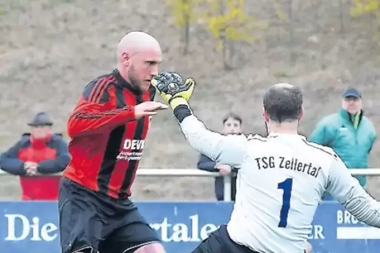 Das 1:0 für den TuS Ramsen: Michael Bechtold (links) überwindet Torwart Johannes Schindler von der TSG Zellertal.