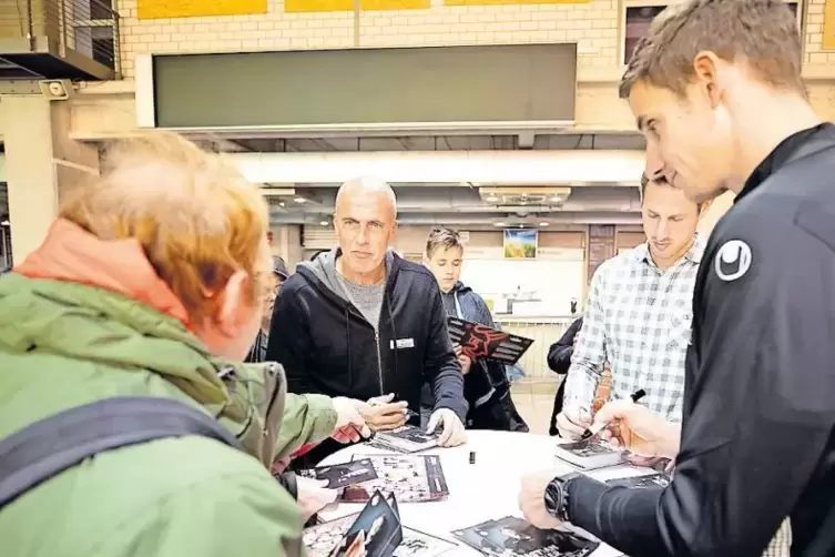 Heiß begehrt: FCK-Trainer Michael Frontzeck (Zweiter von links) traf bei der Autogrammstunde mit behinderten Fans auf viele Bewu