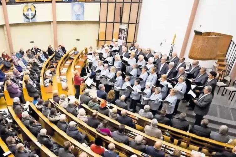 „Ein sehr disziplinierter Chor“: Der Schubertchor tritt auch bei Benefizveranstaltungen auf, wie hier im vergangenen Jahr bei de