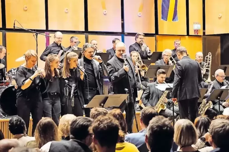 Höhepunkt des Abends: Zum Abschluss des Martini-Konzerts des Lions Club traten alle Künstler gemeinsam mit dem Orchester auf.