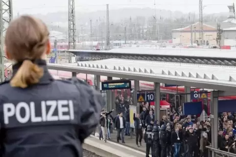 Polizisten und Fußball-Fans am Kaiserslauterer Bahnhof. Foto: View