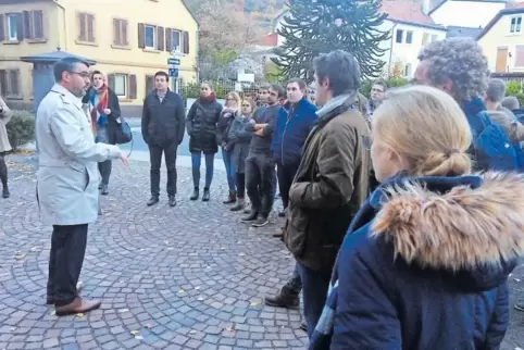 Weigel mit den Studierenden vor dem Casimirianum.