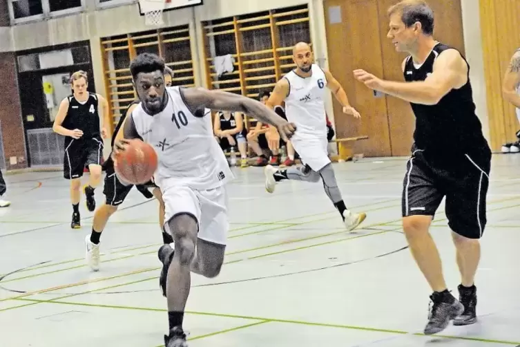 Der starke Agyemang von den Skyflyers kommt auf 14 Punkte.