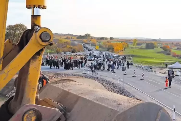 Die neue Bundesstraße (rechts) trifft beim Golfplatz Dackenheim auf die alte B 271: Zur Einweihung an der Kreuzung kamen gestern