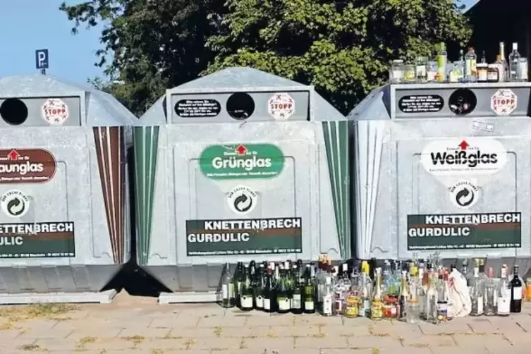 Ein überfüllter Glascontainer aus Ludwigshafen.