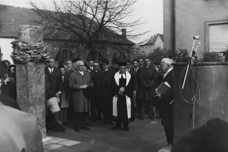 Am 9. November 1968 wurde im Beisein des früheren Landauer Bezirksrabbiners Kurt Metzger das Mahnmal von Margot Stempel-Lebert e