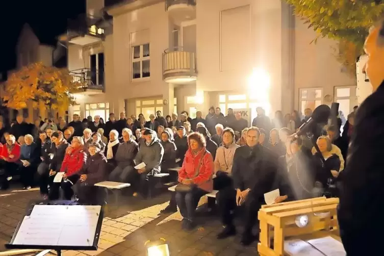 Dort wo einst die Synagoge stand, gedachten rund 150 Herxheimer gestern ihrer jüdischen Mitbürger.