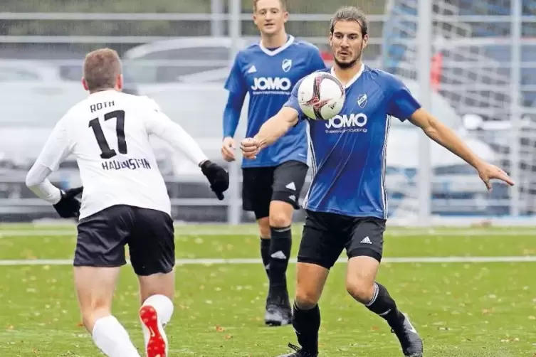 Frederic Stark (vorne rechts, hier gegen Hauensteins Yannick Roth) zog sich zuletzt in Rüssingen eine Oberschenkelzerrung zu. Se