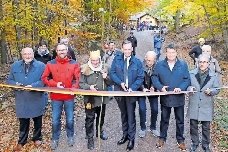 Mit der Schere am Band (von links): Eisenbergs Stadtbürgermeister Adolf Kauth, Verbandsbürgermeister Steffen Antweiler, Adolf vo