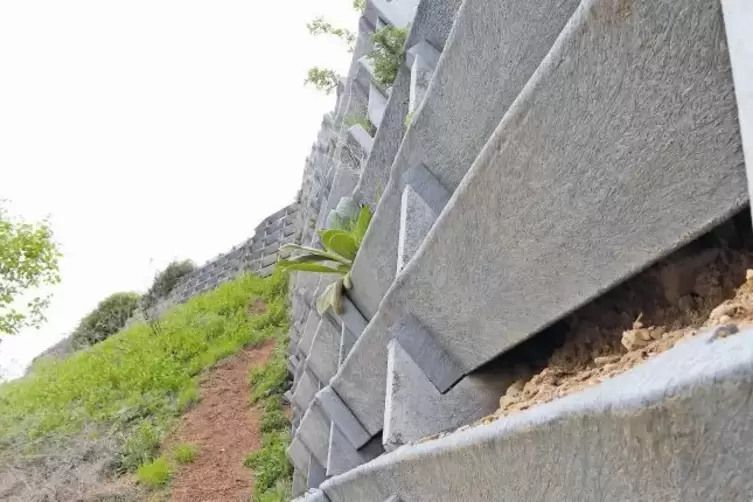 Die Lärmschutzwand, die das Didiergelände eigentlich vor dem Lärm der Autobahn schützen soll, ist in keinem guten Zustand.