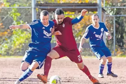 Eng am Mann: Pascal Dächert vom VfR Kaiserslautern II (links) bedrängt Hakan Baser vom SV Alsenborn.