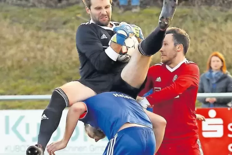 Huckepack: TSC-Keeper Joshua Prine landet auf Rodenbachs Kapitän Marco Heieck.