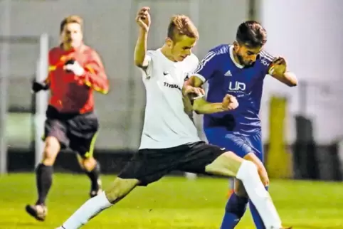 Macht sich lang: Maurice Wagner (links) vom TuS Schönenberg will Josef Hindi von der SG Bruchmühlbach/Miesau den Ball klauen.