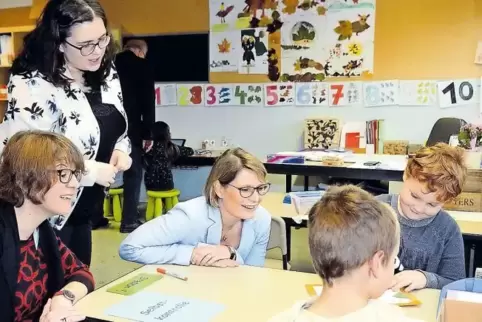 In der Grundschule Gerbach gewährte Schulleiterin Kristin Lander der Landtagsabgeordneten Jaqueline Rauschkolb und der Bildungsm