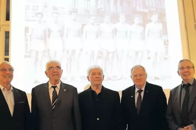 Da werden Erinnerungen wach (von links): die damaligen ASV-Volleyballer Reinhard Blechschmidt, Helmwart Dubiel, Bernhard Klinger