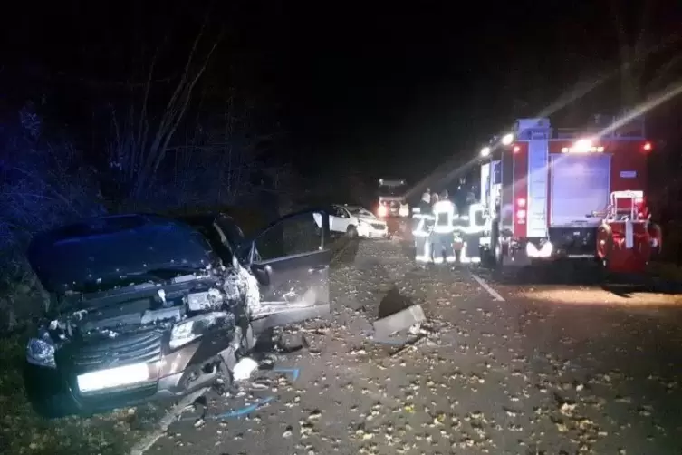 Das Auto der Seniorin wurde bei dem Unfall so stark beschädigt, dass die Frau nicht mehr aus eigener Kraft herauskam. Die Feuerw