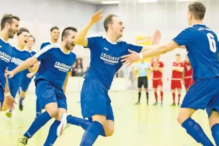 Die Überraschung 2018: TuS Hohenecken sichert sich den Titel, der 1. FCK II muss den Pokal abgeben.