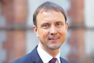 Landeskirchenmusikdirektor Jochen Steuerwald, hier vor der Landauer Stiftskirche, leitet den Evangelischen Oratorienchor der Pfa