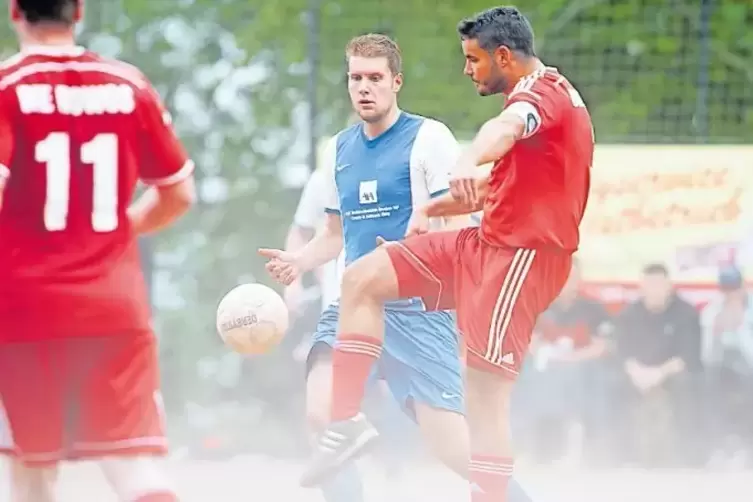 Noch Luft nach oben: TSG-Kapitän Timo Keller (rechts, im Zweikampf mit Luca Künstler, SG Haschbach-Schellweiler) und sein Team.