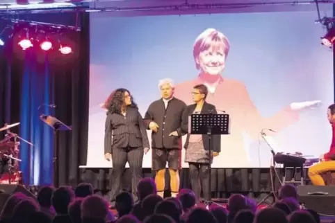 Und über allem thront „Mutti“Merkel: Die Untiere Wolfgang Marschall (als Schlagzeuger), Marina Tamassy (als Andrea Nahles), Phil