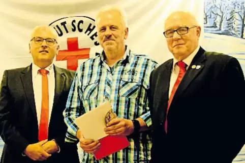 Der Präsident des Rotkreuz-Kreisverbands, Uwe Unnold (links), und Ortsvorsitzender Rudolf Zehbe mit dem 125-maligen Blutspender 