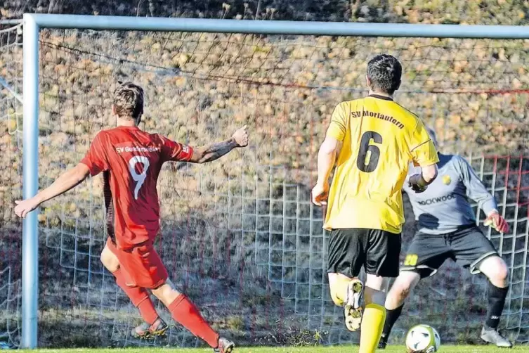 Ausgleich: Gundersweilers Spielertrainer Michael Hammerschmidt (links) trifft hier kurz vor der Pause gegen den SV Morlautern II