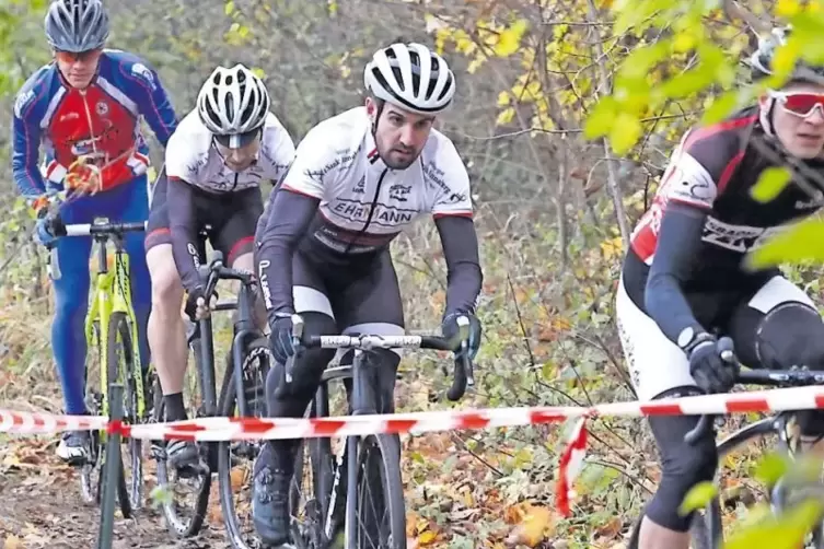 Radcross in Offenbach vor einem Jahr. In der Mitte die beiden Ehrmänner Andreas Fließgarten (hinten) und Michael Gannopolskij.