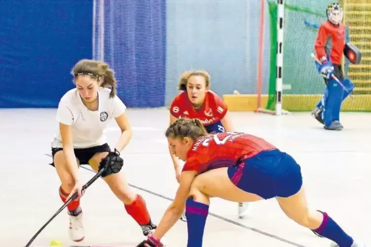 Natalie Rupp (links) und die Dürkheimer Hockey-Damen wollen erfolgreich von der Partie in Frankfurt zurückkehren.