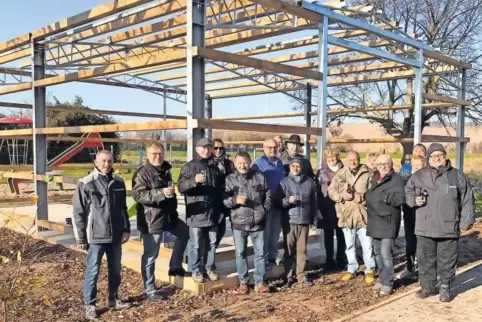 Richtfest mit Helfern sowie Vereins- und Gemeinderatsmitgliedern für die neue Gerätehalle des Natur- und Vogelschutzvereins Eber