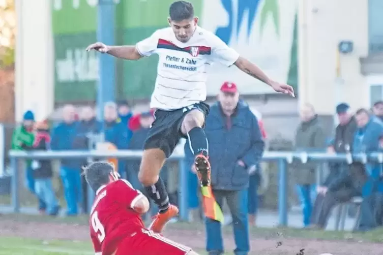 Der Überflieger: Der nach der Pause ins Spiel gekommene Ismail Gökce (SV Wiesenthalerhof) springt über Tobias Forster vom SV Möl