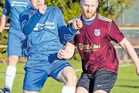 Yannick Kästle aus Altdorf-Böbingen (rechts) versucht den Ball gegen Michael Nett vom FV Heiligenstein zu behaupten.