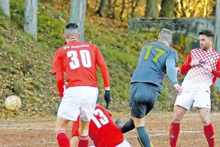 Das 1:0 für die TSG Trippstadt: Lukas Jörg (Mitte, Nummer 17) trifft. Links Christoffer Mecking und am Boden Lars Unkrich von de