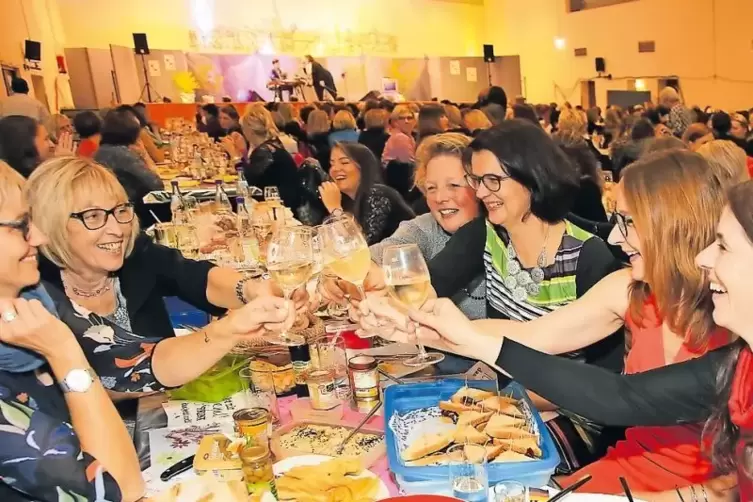 Die Tafel ein Genuss, die Stimmung ausgezeichnet: Ein Prosit auf den ersten Frauenweinabend in Duttweiler.