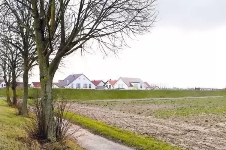 Das geplante Gewerbegebiet an der K8 grenzt an das Wohngebiet Nord-West hinter dem Lärmschutzwall.