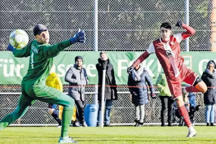 Der Elversberger Keeper Kim Henning hat das Nachsehen: FCK-U17-Spieler Dennis Esmaieli trifft zum 1:0.